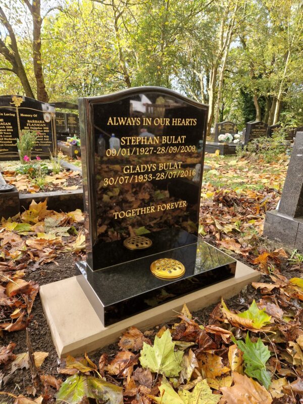 Stylish and Elegant Headstone with A Beautifully Carved Rope Edge Border